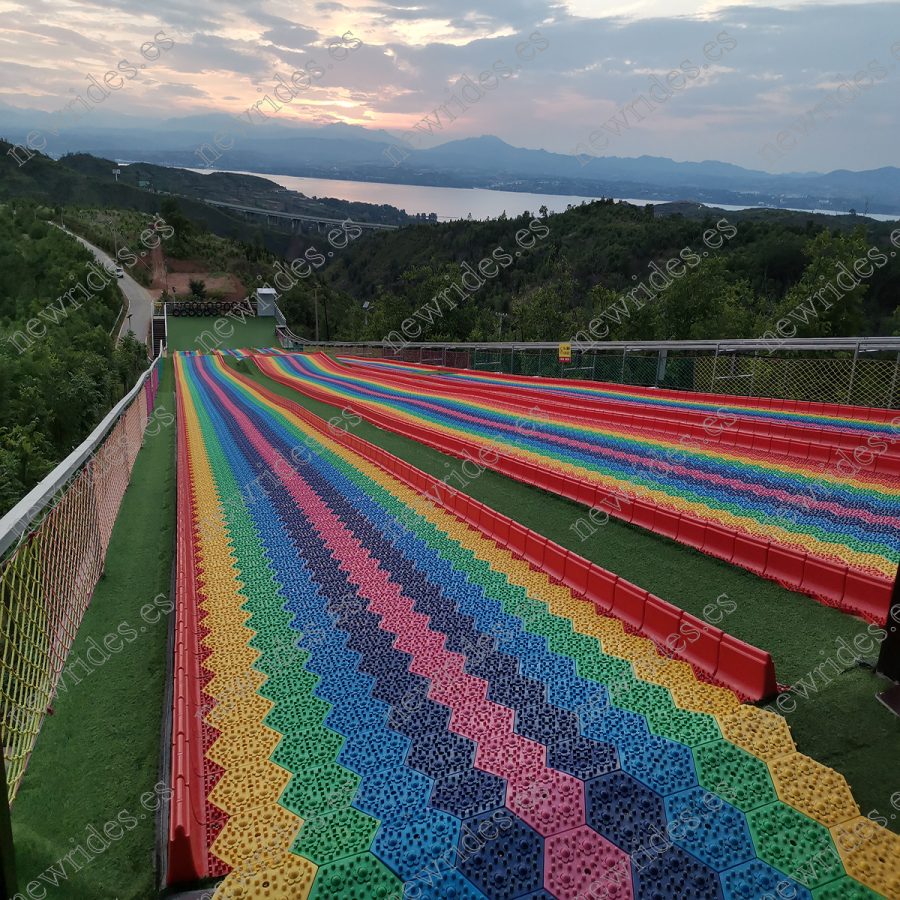 Atracciones Rainbow Slide para paisajes de montaña