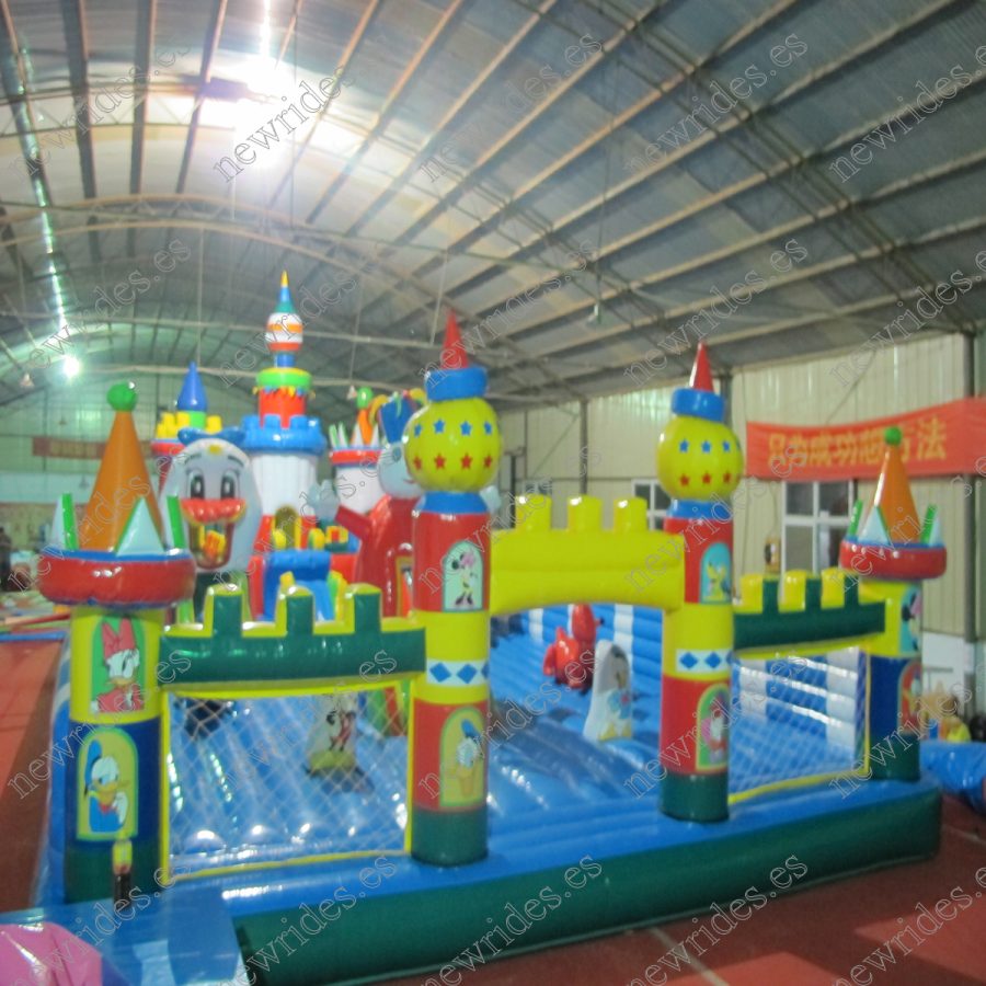 Gran tamaño 15X8 M paseos en trampolín inflable temático disny a la venta