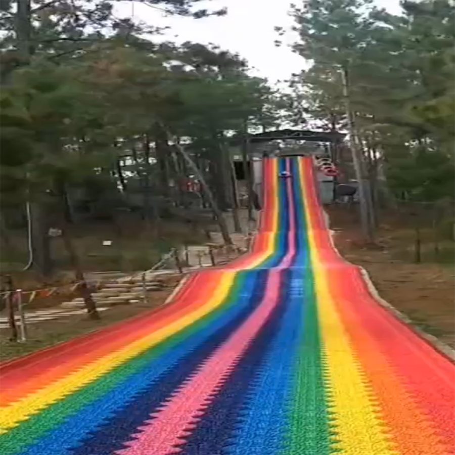 Nuestra instalación de atracciones deslizantes de arcoíris en Forest Park