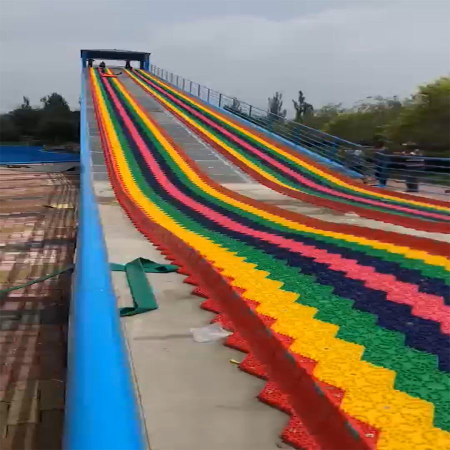 Paseos en el parque deslizante Rainbow en la instalación