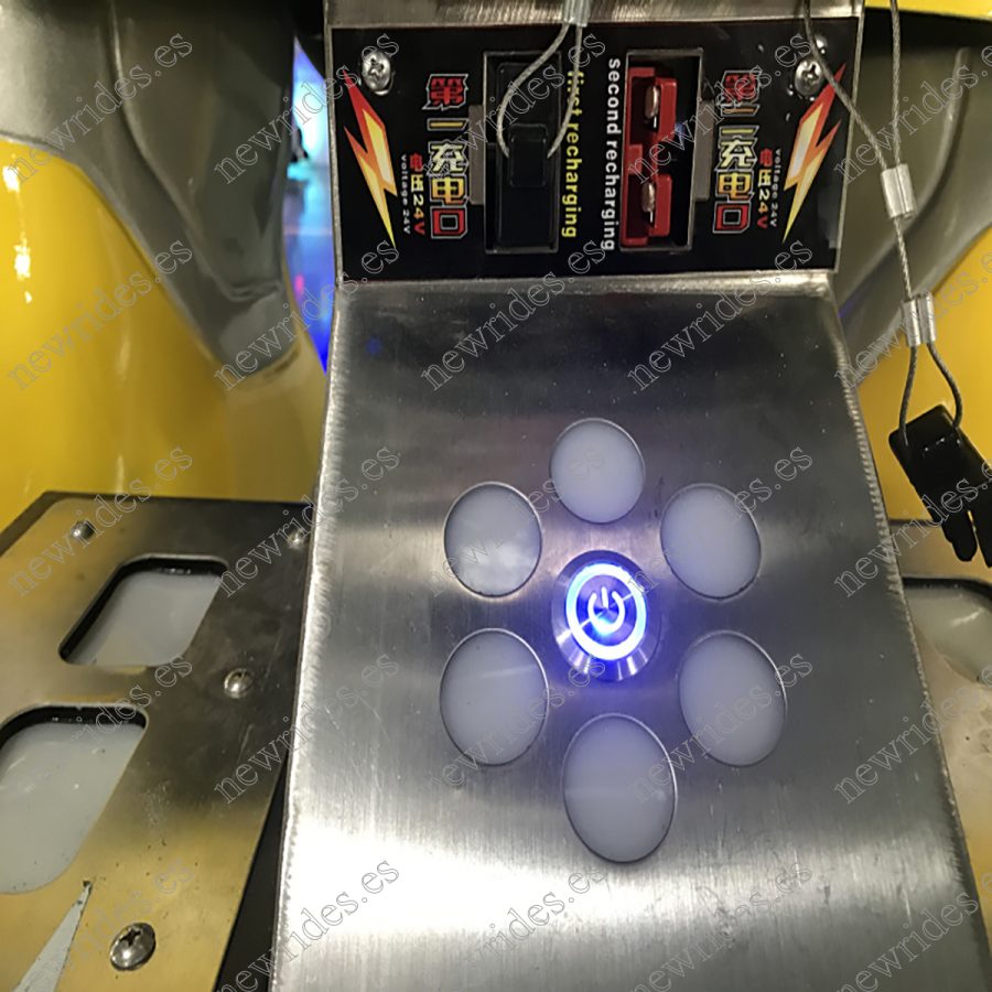 Puerto de carga e interruptor de encendido para los paseos robotic battle king