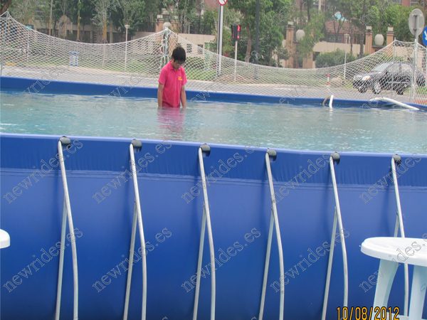 diversión con piscina de apoyo acuático