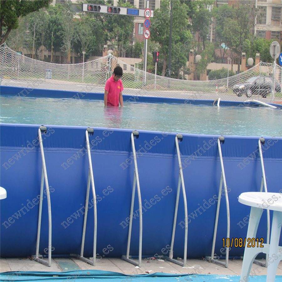 diversión con piscina de apoyo acuático